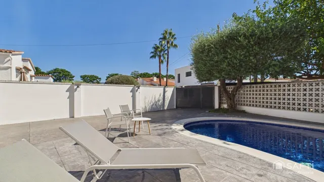 Casa moderna con cuatro habitaciones, piscina y garaje — 16