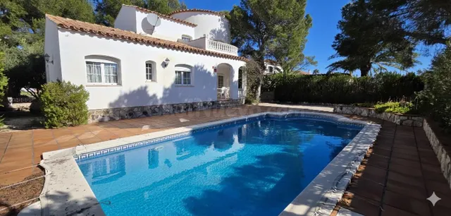 Chalet unifamiliar a 100 m del mar con piscina y amplia parc