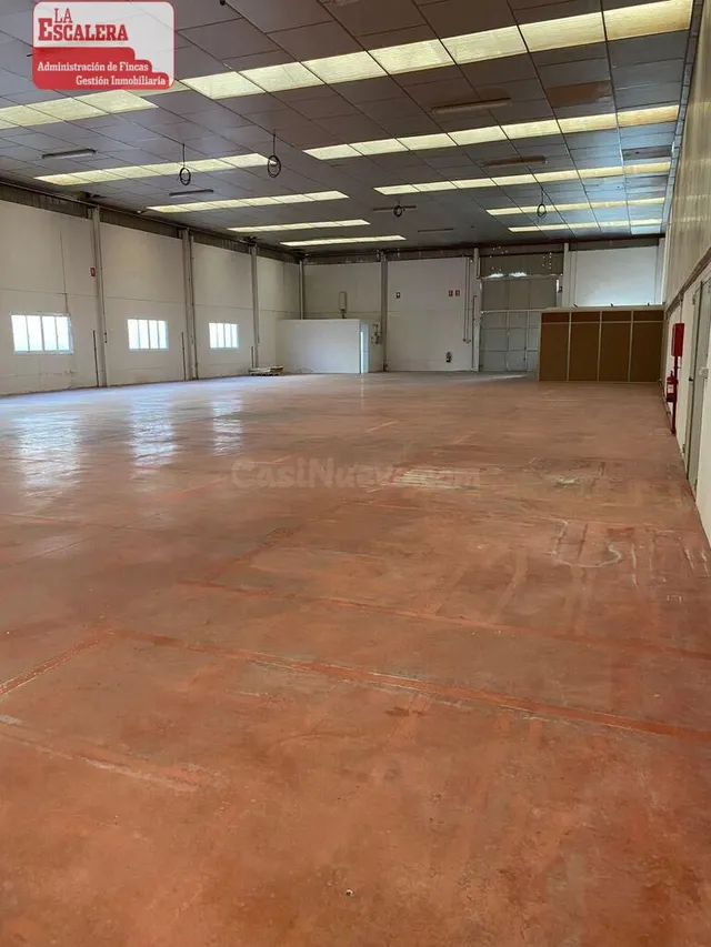 Nave diáfana de 700 m2 en una planta en polígono industrial 