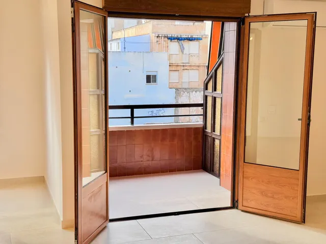 Piso reformado de 3 dormitorios y 2 baños a 200 metros del mar en el centro de Torrevieja — 10