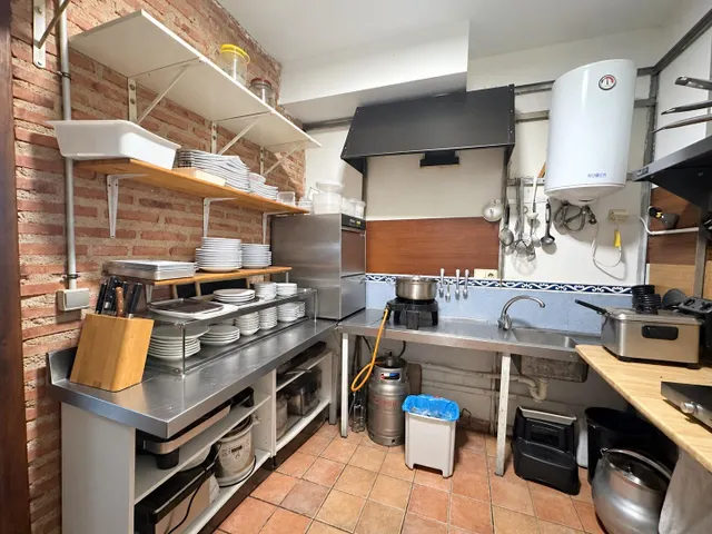 Bar reformado, con licencia de pub, San Pedro del Arroyo — 9