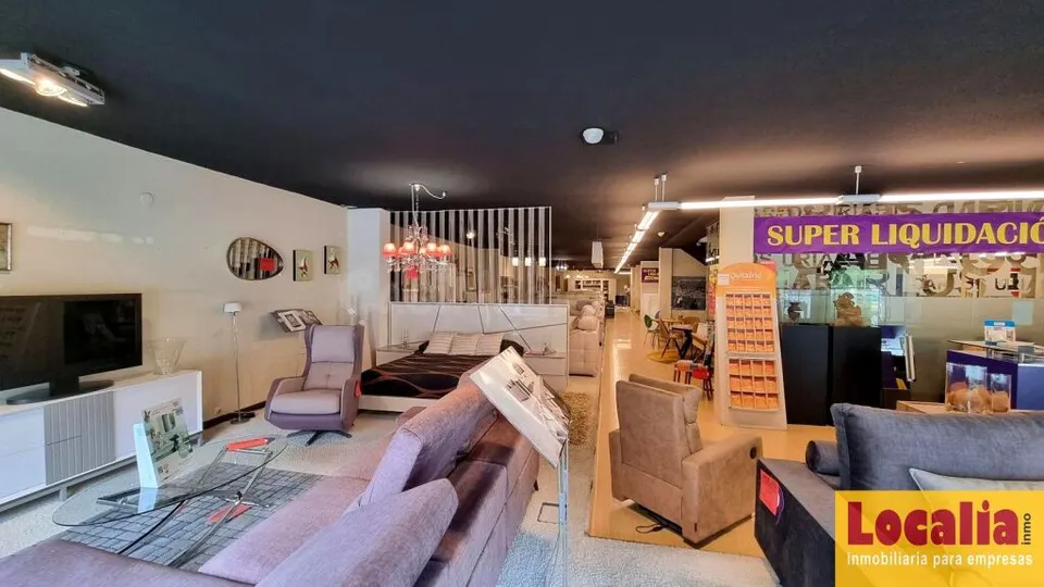 Amplia y vérsatil nave comercial en Santander.