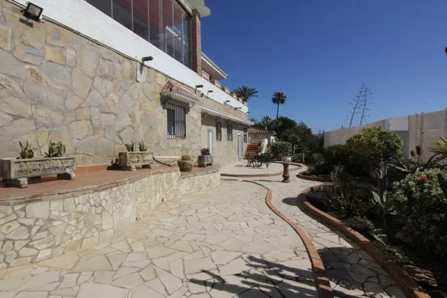 villa independiente 1º linea de playa cabopino — 49