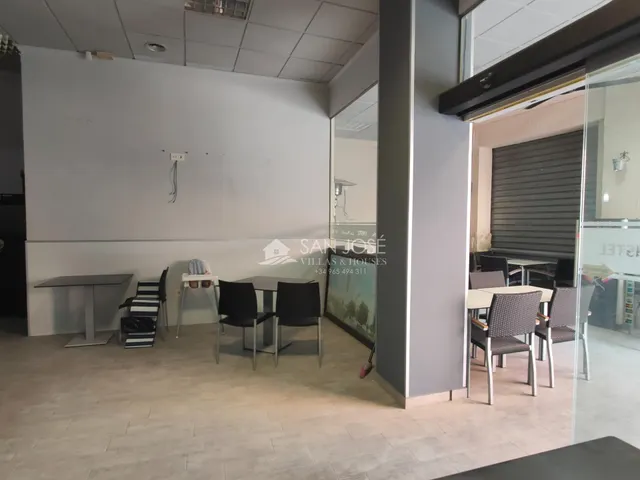 SE VENDE LOCAL CON CAFETERIA-BAR MONTADO CON LICENCIA EN BUENA ZONA DE NOVELDA — 25