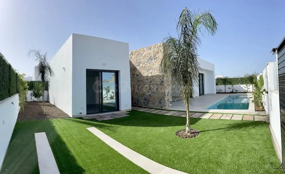 VILLA DE LUJO CON PISCINA Y PARKING EN  SAN JAVIER ( DOS MARES)