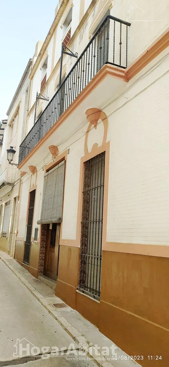 AMPLIA CASA CON MUCHA POSIBILIDAD Y TERRAZA — 28