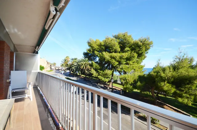 Piso reformado con terraza y vistas al mar junto a la estación de tren de Tarragona — 35