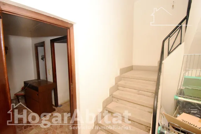 ¡Hazla a tu gusto! Casa amplia y luminosa de tres alturas para reformar, cerca del ayuntamiento — 50