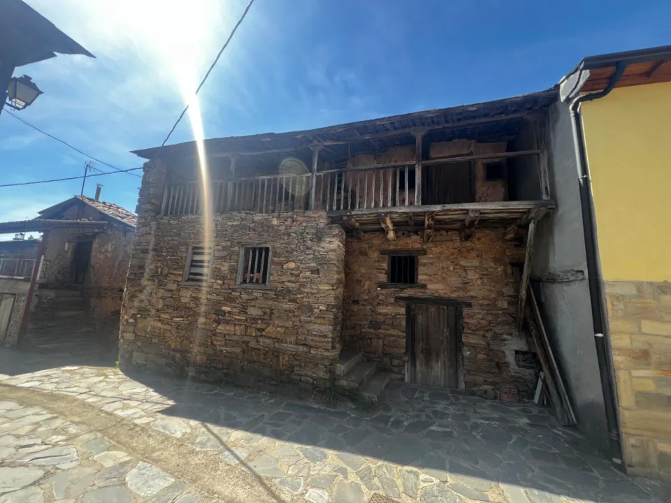 FANTASTICA CASA DE PIEDRA EN LOMBILLO