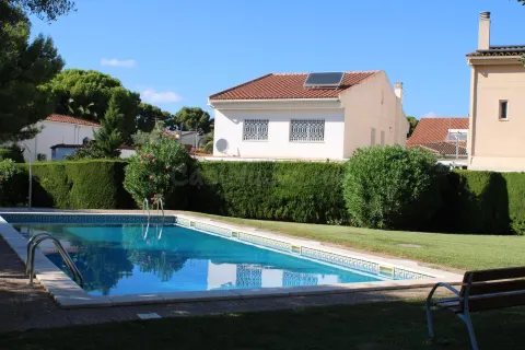 Encantador Chalet en Salou con Piscina y Jardín