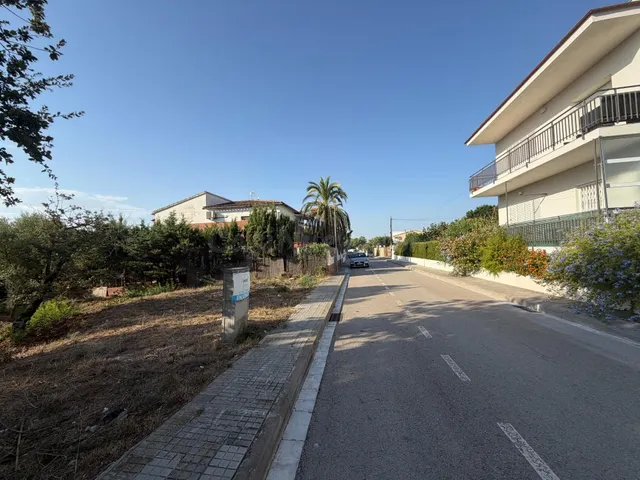 Parcela Urbana de 423 m2 en Zona Tranquila de Roses – Ideal  - foto 3