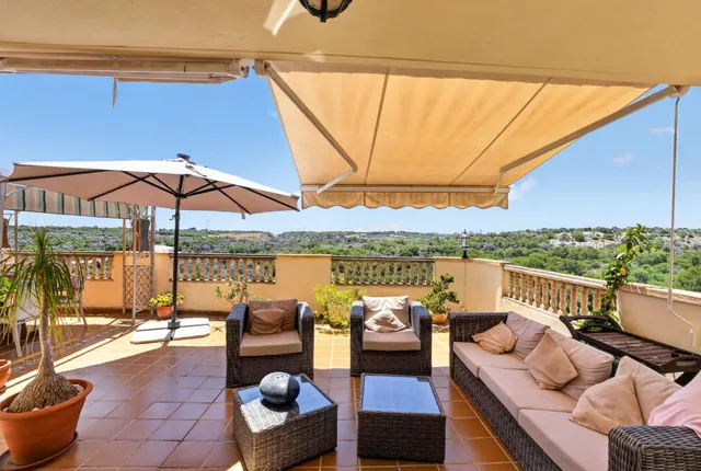 Villa de 5 Dormitorios en Primera Línea de Golf con Piscina  - foto 5