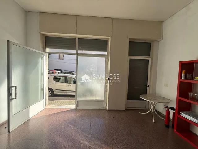 Se alquila local comercial con zona de aparcamiento cercana — 10