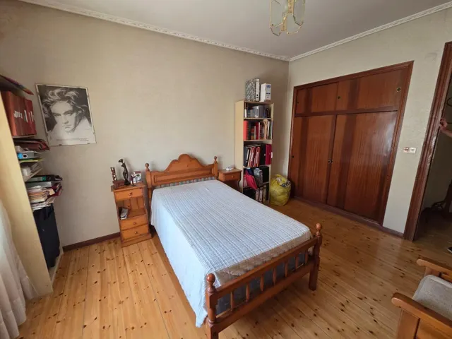 SE VENDE CASA EN VALENCIA DE DON JUAN, 2 PLANTAS, 5 HAB., 2 COCINA, BAÑO, ASEO, PATIO, COCHERA. — 15