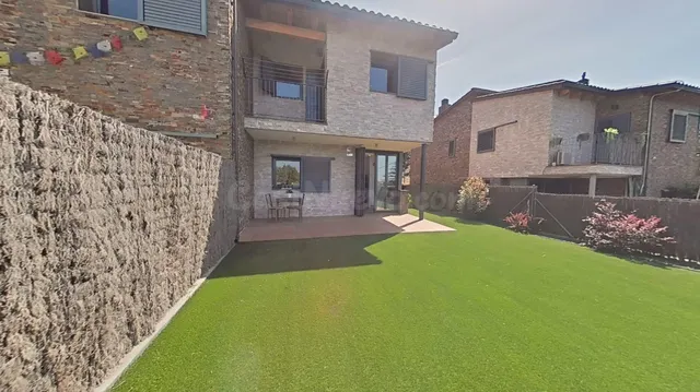 Casa amb façana de pedra als peus del Montseny amb jardí, pi
