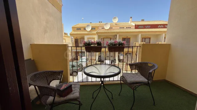 MAGNIFICA VIVIENDA ADOSADA CON PISCINA COMUNITARIA Y PLAZA D