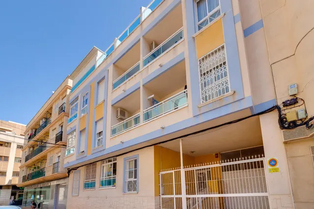 Apartamento de dos dormitorios con piscina comunitaria en el centro de Torrevieja — 39