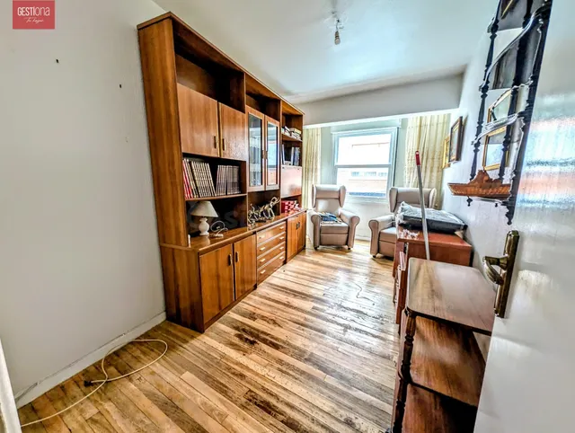 AMPLIA VIVIENDA A REFORMAR EN EL CENTRO DE SANTOÑA - foto 2