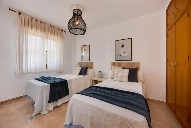 Precio bungalow con jardin y piscina comunitaria en urbanizacion lago jardin ii (los balcones) — 27