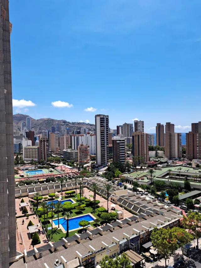 Amplio piso con 4 dormitorios y vistas al mar y Benidorm en zona Levante. — 21