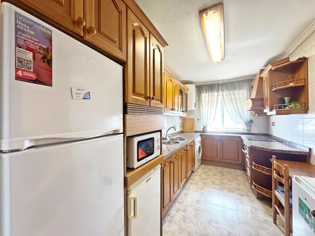 Amplio piso en esquina todo exterior con terraza y vistas al mar junto a Vialia y Avenida de Andalucía. — 21