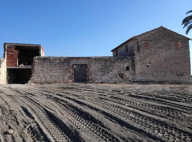 Terreno rústico con casa de campo para reformar — 4