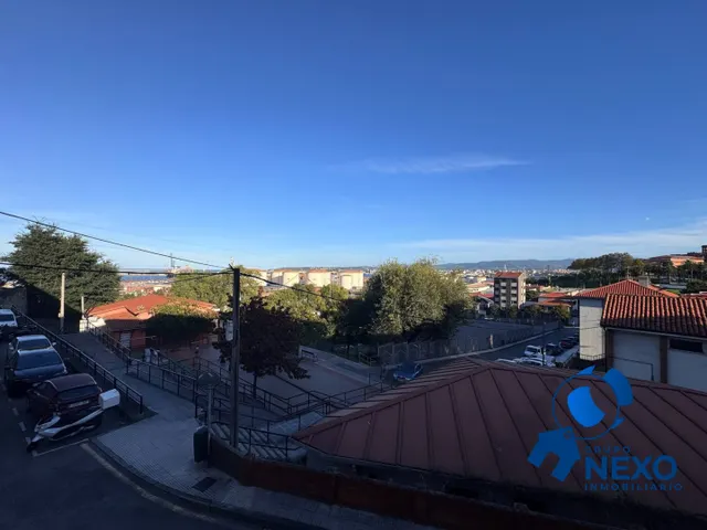 Luz natural, terraza y vistas al mar en un entorno tranquilo de Gijón — 18