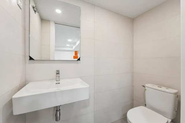 Vivienda reformada a estrenar con 3 estancias, terraza privada y espacio polivalente en Badalona — 16