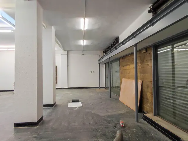 Amplio Local Comercial en Sant Antoni, Barcelona - Oportunidad de alquiler Único — 2