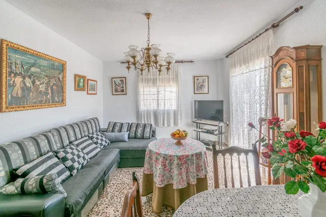 Gran Casa en Esquina en Atarfe – 4 Dormitorios, Piscina, Garaje y Espacio Comercial — 29