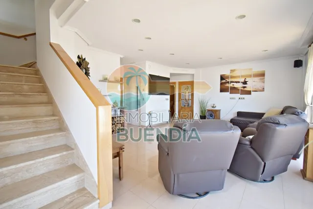 ESPECTACULAR CHALET CON VISTAS AL MAR Y PISCINA CLIMATIZADA  - foto 5