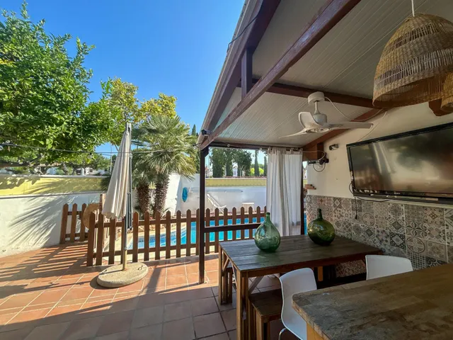 Chalet esquinero con apartamento independiente y piscina en Sant Pere de Ribes — 2