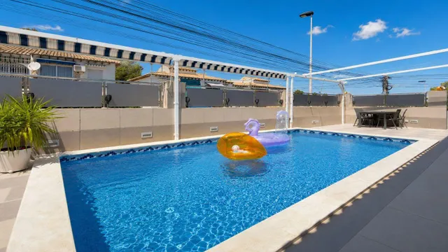Casa reformada de 5 dormitorios con piscina privada, gran terraza y placas solares en Los Balcones — 6
