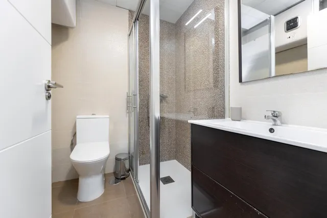 ¡Vive en pleno centro de Granada! Piso de 2 habitaciones con ascensor. — 21