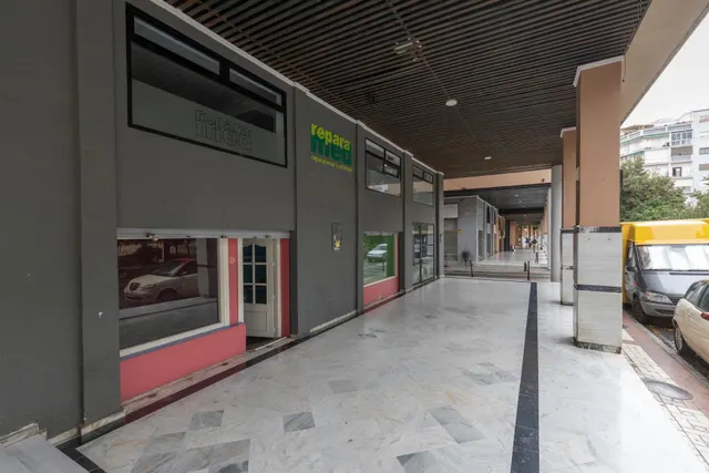 Local comercial en venta en calle agustina de aragón — 15