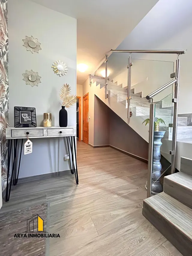 CHALET ADOSADO TOTALMENTE REFORMADO · CALIDAD, LUZ Y CONFORT — 10
