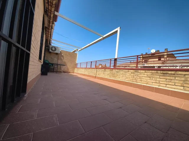 ÁTICO EXTERIOR CON TERRAZÓN EN URBANIZACIÓN AJARDINADA JUSTA - foto 4