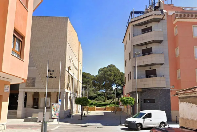 Parcela esquinera central en el lado del Parque Alfonso XIII. Posibilidad de construir 5 plantas (baja+4) con vistas al mar desde las superiores. Aprox. 785 m2 con 11 apartamentos y piscina interior. — 8