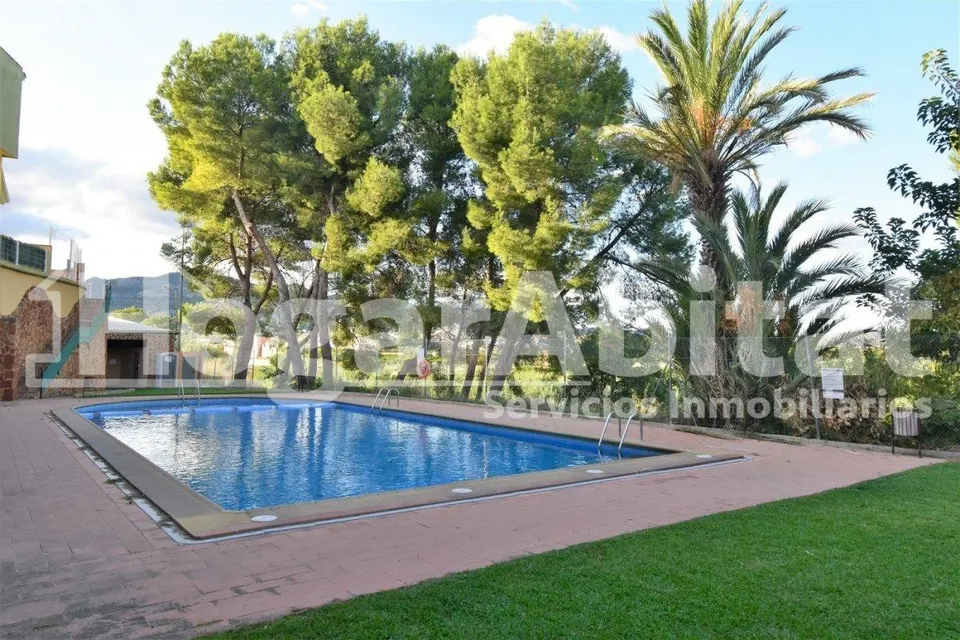 PRECIOSO ADOSADO EN URBANIZACIÓN CON PISCINA, GARAJE Y TERRAZA