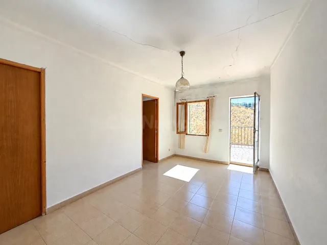 Encantadora Casa de Pueblo con Potencial y Espacios Exterior - foto 2