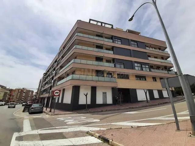 VENTA LOCAL COMERCIAL EN BRUTO CON GRAN POTENCIAL EN UTIEL - foto 2
