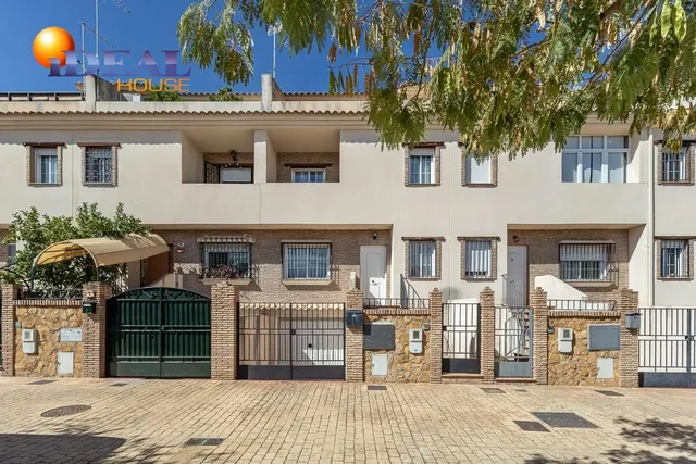 Amplia adosada en una de las mejores zonas de Churriana de la Vega — 40