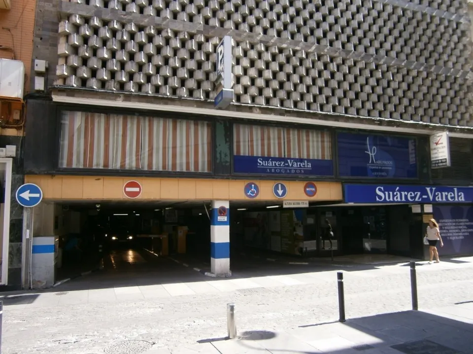 GRAN PLAZA DE APARCAMIENTO PARA COCHE GRANDE EN EDACO, CORDOBA