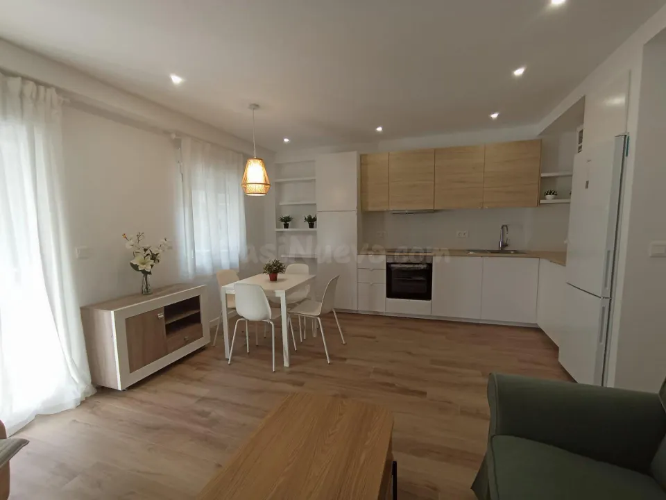 SE ALQUILA COQUETA VIVIENDA REFORMADA CON MUEBLES DE DISEÑO Y PLAZA DE GARAJE     ( DIPONIBLE EN NOVIEMBRE)