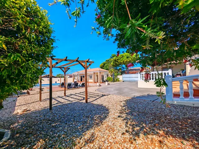 CHALET INDEPENDIENTE CON PISCINA, 1.200 M2 DE PARCELA Y MÚLT - foto 2