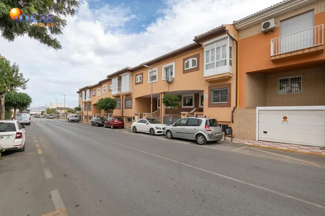 *  ¡Tu nuevo hogar te espera en Churriana de la Vega! Casa adosada con patio, garaje y futura parada de metro a pocos pasos. — 32