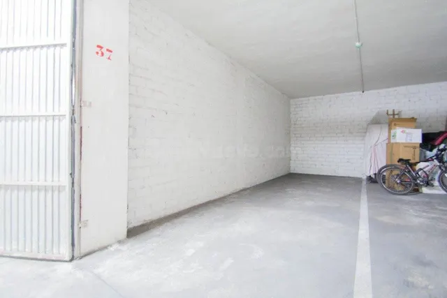 Se vende plaza de aparcamiento cerrada junto Alhamar — 4