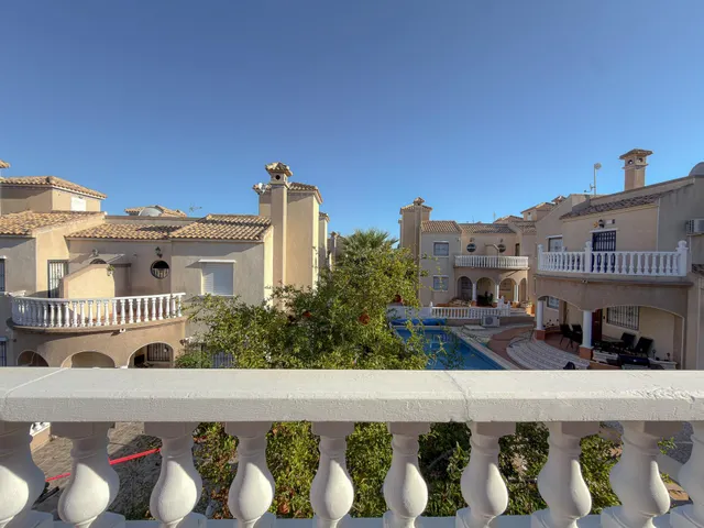 Orihuela Costa! Impresionante Villa Mediterránea con generosa parcela y amplias terrazas + Solarium privado con increíbles vistas panorámicas — 23