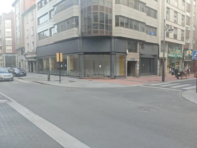 Amplio Local Comercial Semireformado en el Centro de Ponferr