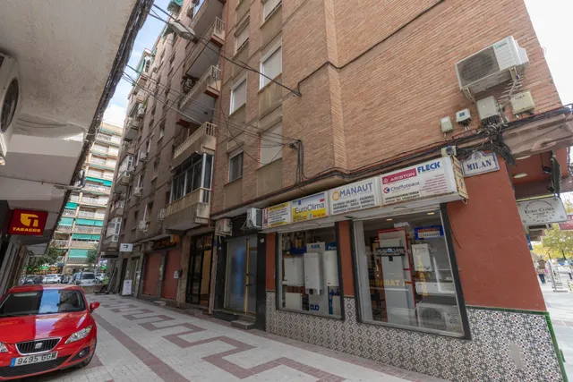 Piso de 3 dormitorios en calle milán, zaidín | muy luminoso y con gran potencial — 28